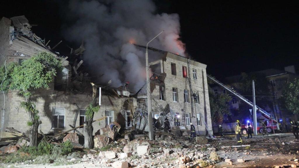 La residencia del centro educativo en Járkov tras el ataque ruso con drones durante la madrugada del martes.