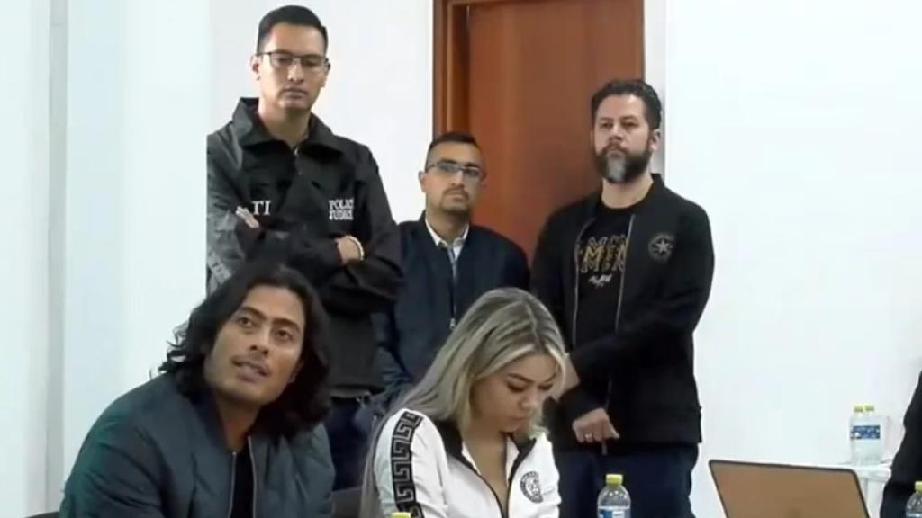 Nicolás Petro y Dayasuri Vásquez, sentados en la audiencia de este martes.