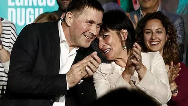 Arnaldo Otegi, líder de EH Bildu, y su portavoz en el Parlamento de Navarra, Laura Aznal, en una imagen de archivo.