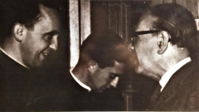 Jorge Mario Bergoglio (izquierda) recibe a Jorge Luis Borges (derecha) en el colegio jesuita de Santa Fe, en agosto de 1965. Foto del diario El Litoral expuesta en el colegio.