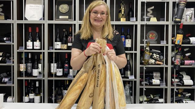 Las cinco barras de pan analizadas por la experta sensorial Carmen Garrobo, directora de la Escuela Española de Cata.