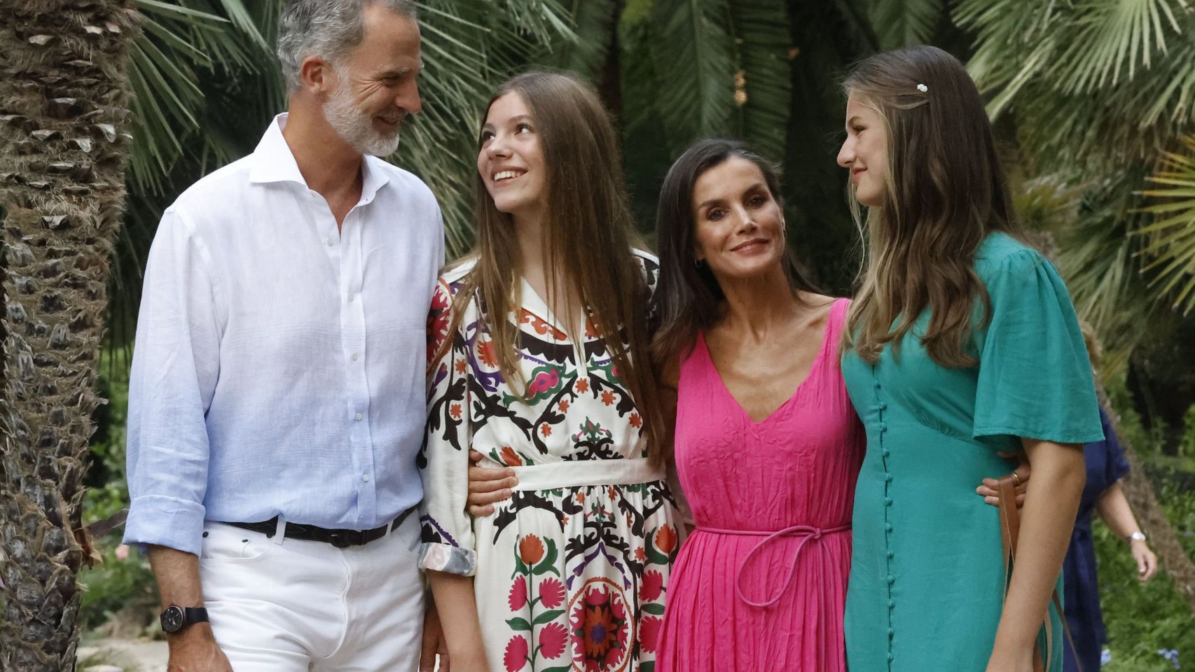La reina posa vestida de Adolfo Domínguez junto a su familia en Mallorca.
