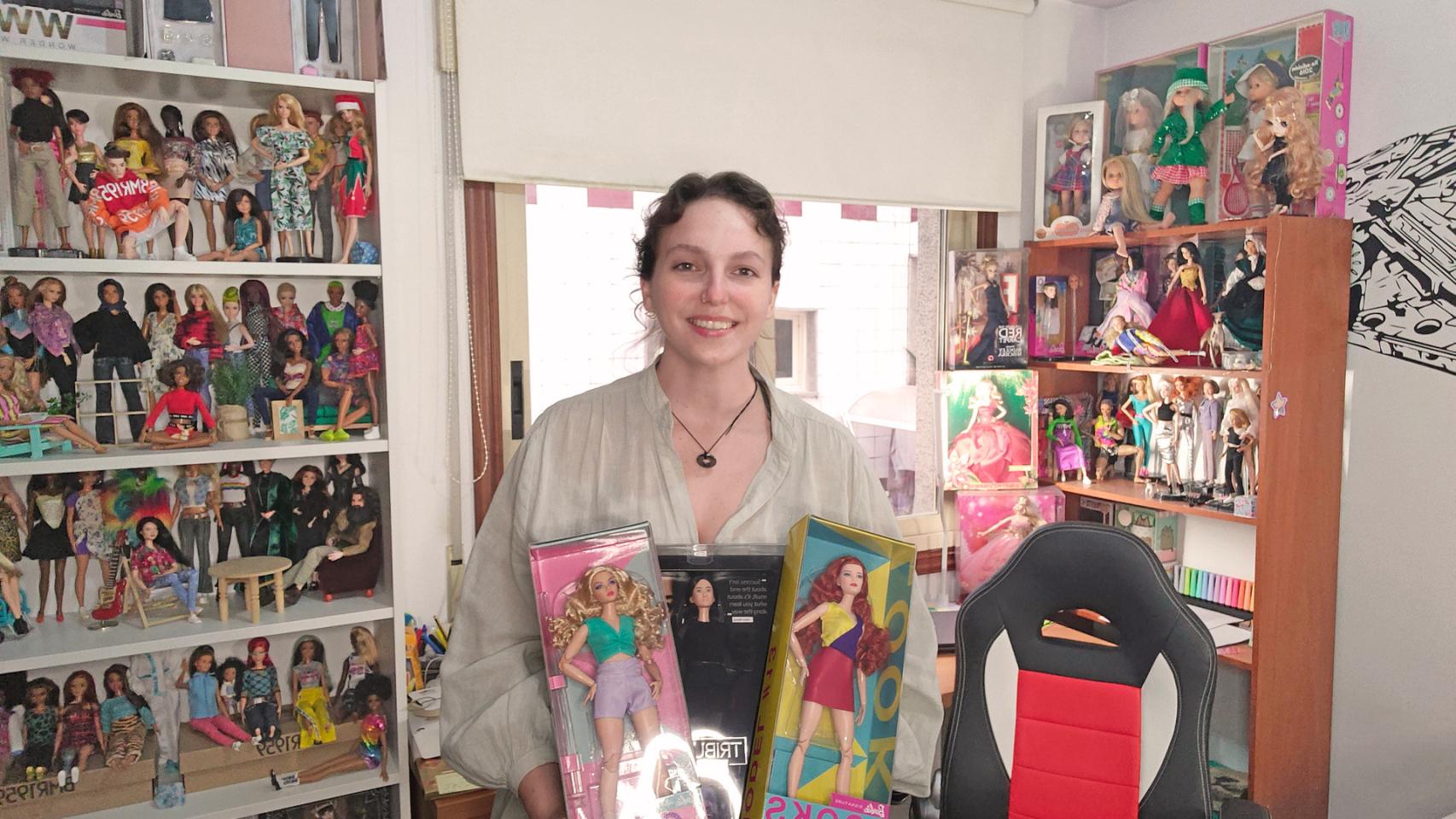 Elisa Cotelo con su colección de muñecas Barbie.