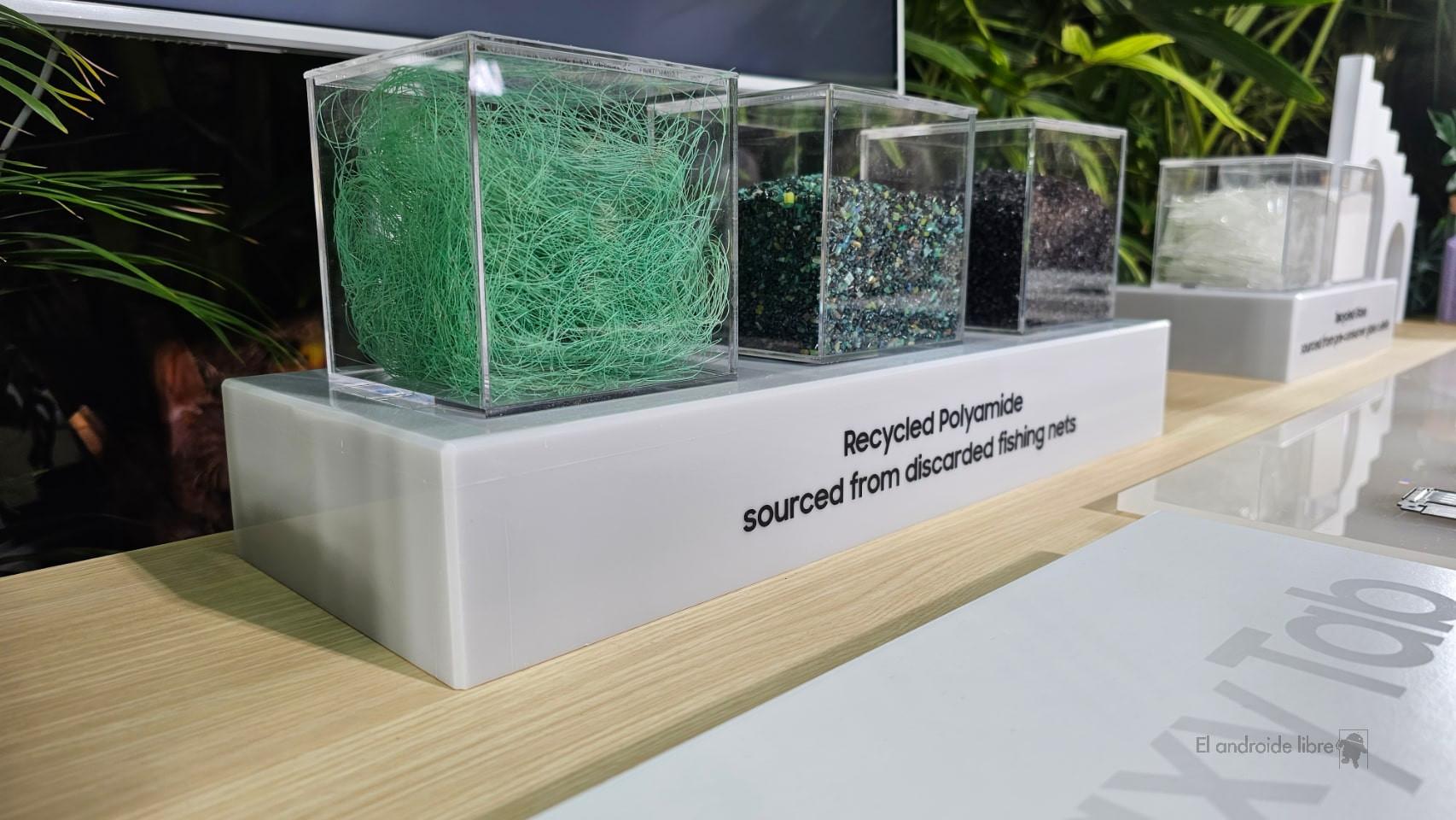 Muestras del proceso de uso de materiales reciclados de Samsung