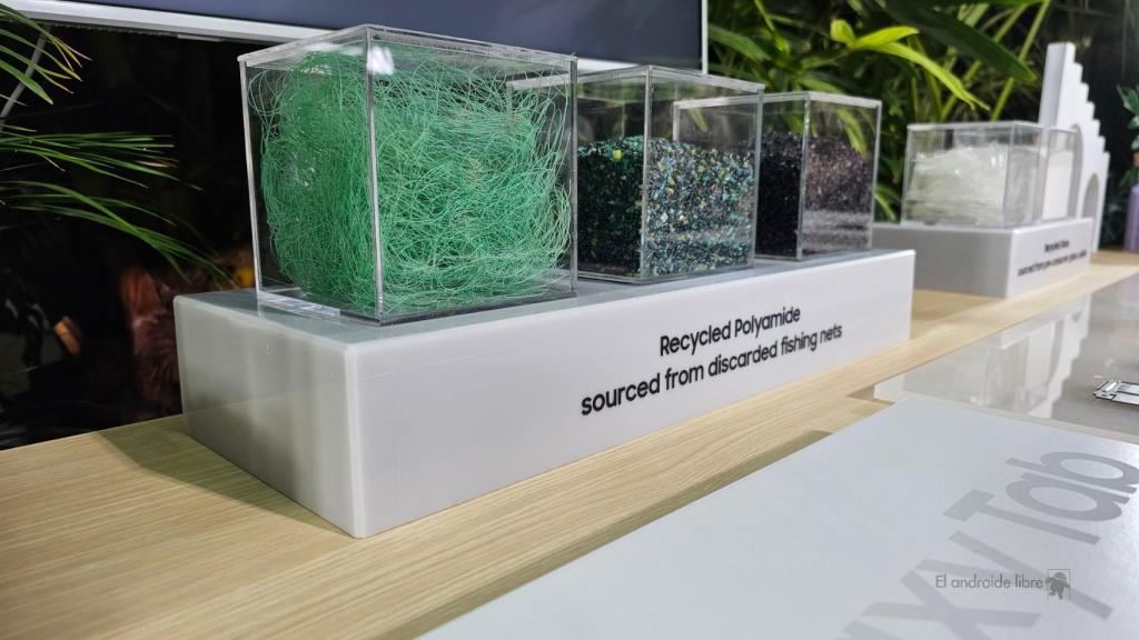 Muestras del proceso de uso de materiales reciclados de Samsung