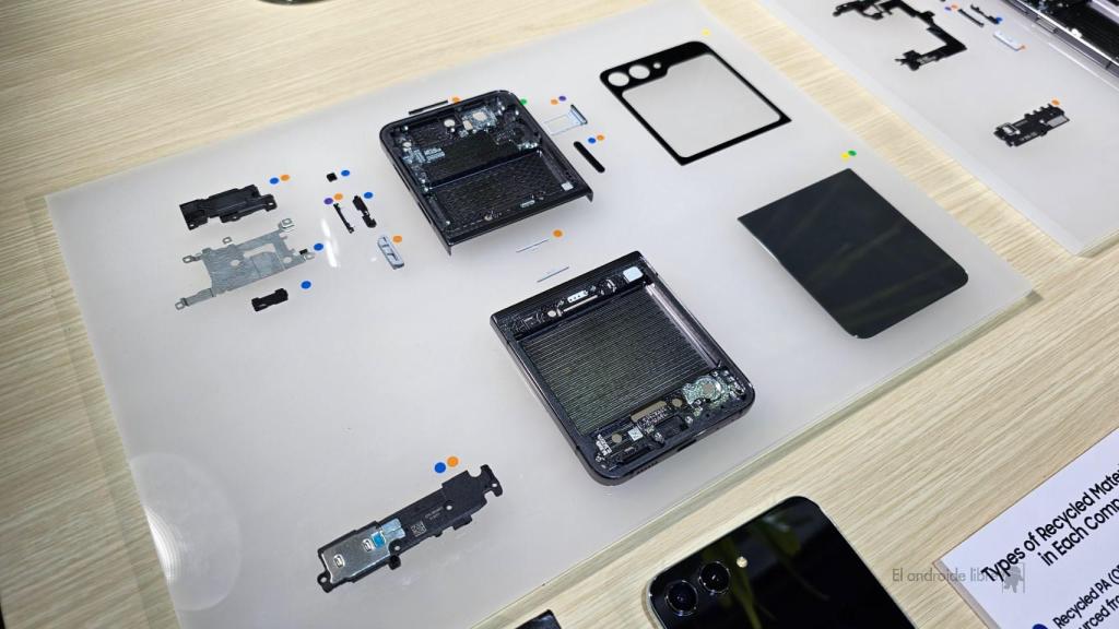 Piezas recicladas de un Samsung Galaxy Z Flip 5