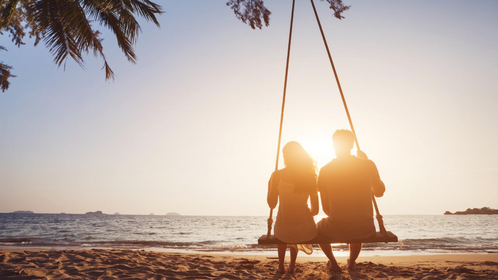 Una pareja, ante el atardecer.