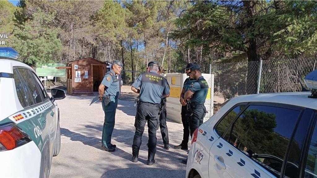 Agentes de la Guardia Civil en las Chorreras del Cabriel.