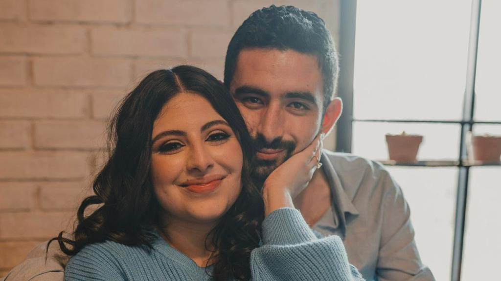 Sofía y Víctor en una cafetería.