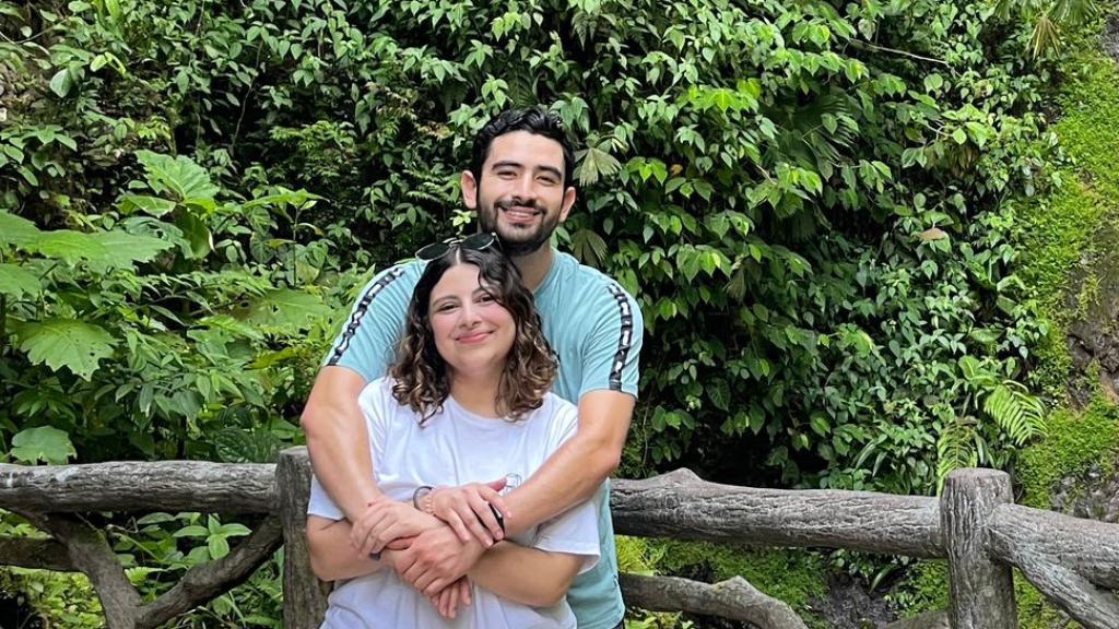 Sofía y Víctor en un paseo por la naturaleza.