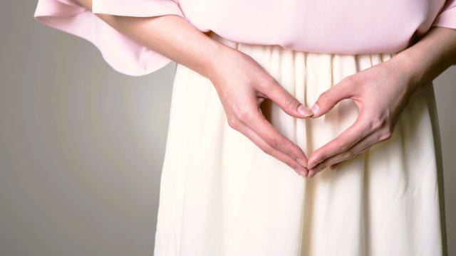 Imagen de archivo de una mujer señalando la zona de la vejiga.