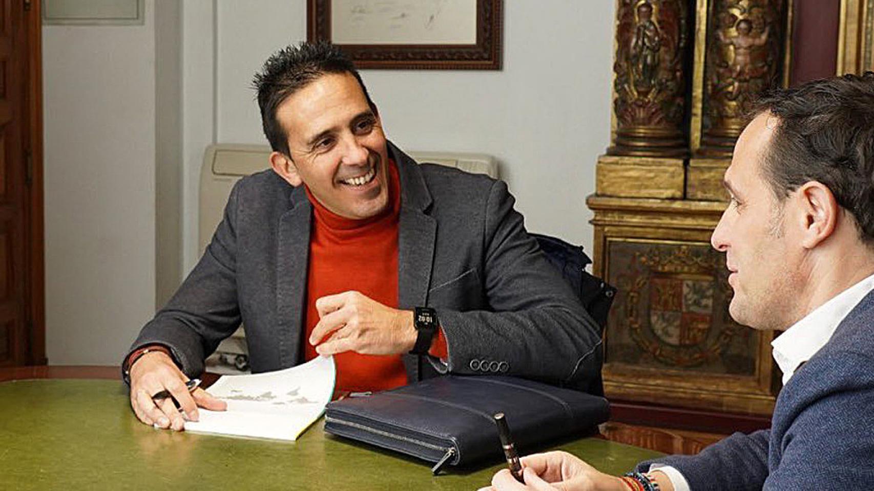 El alcalde de Castrejón de Trabancos, Moises Santana, junto al presidente de la Diputación de Valladolid