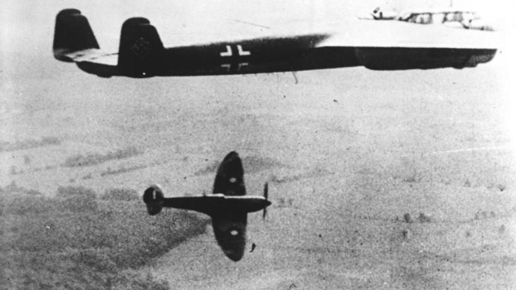 Un Spitfire atacando un bombardero alemán Do 17.