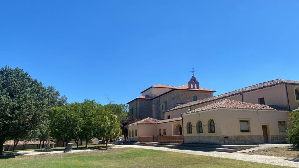 El Monasterio de la Alconada restaurado en Ampudia, junto a su amplio jardín