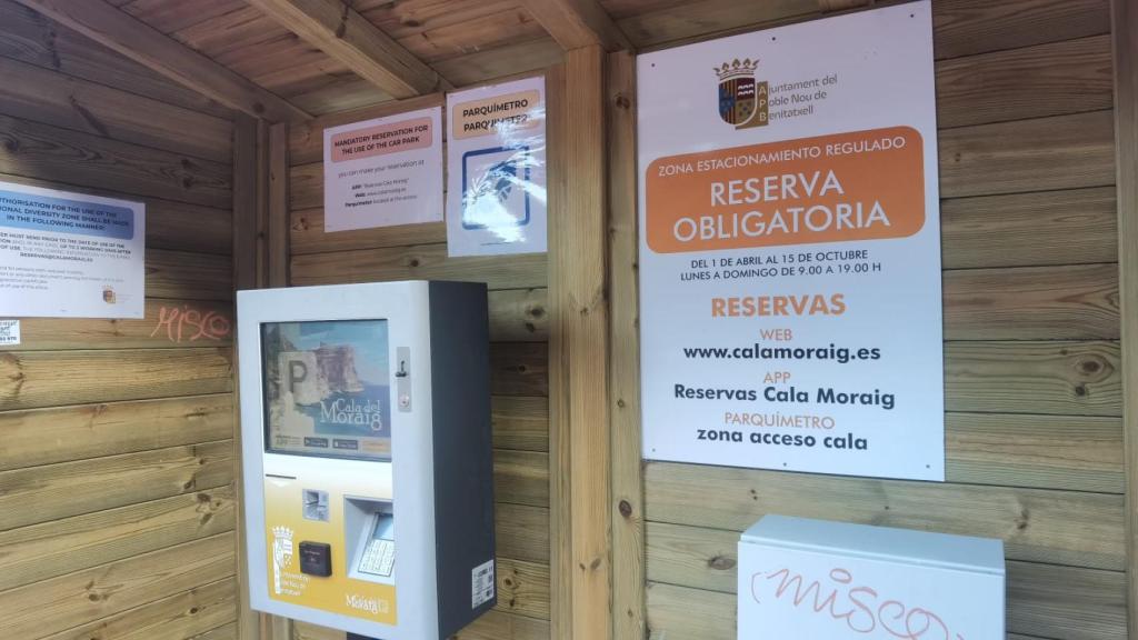 La reserva de la plaza en las cabinas dentro del parking de la Cala Moraig.