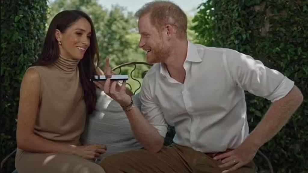 Harry y Meghan, sonrientes, durante una de sus conversaciones con los jóvenes del proyecto.