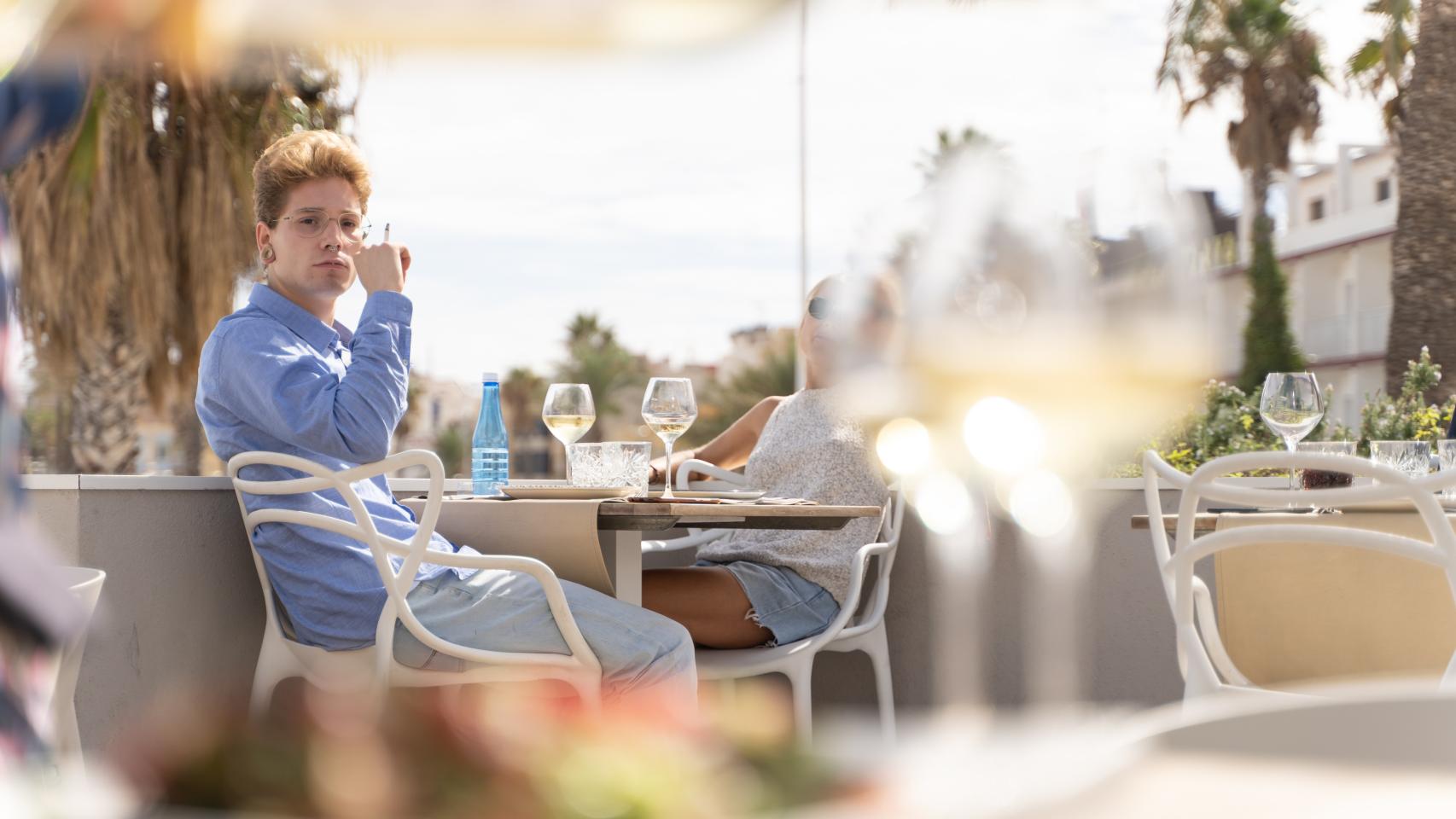 Un hombre fuma un cigarrillo en la terraza de un establecimiento, en una imagen de archivo.
