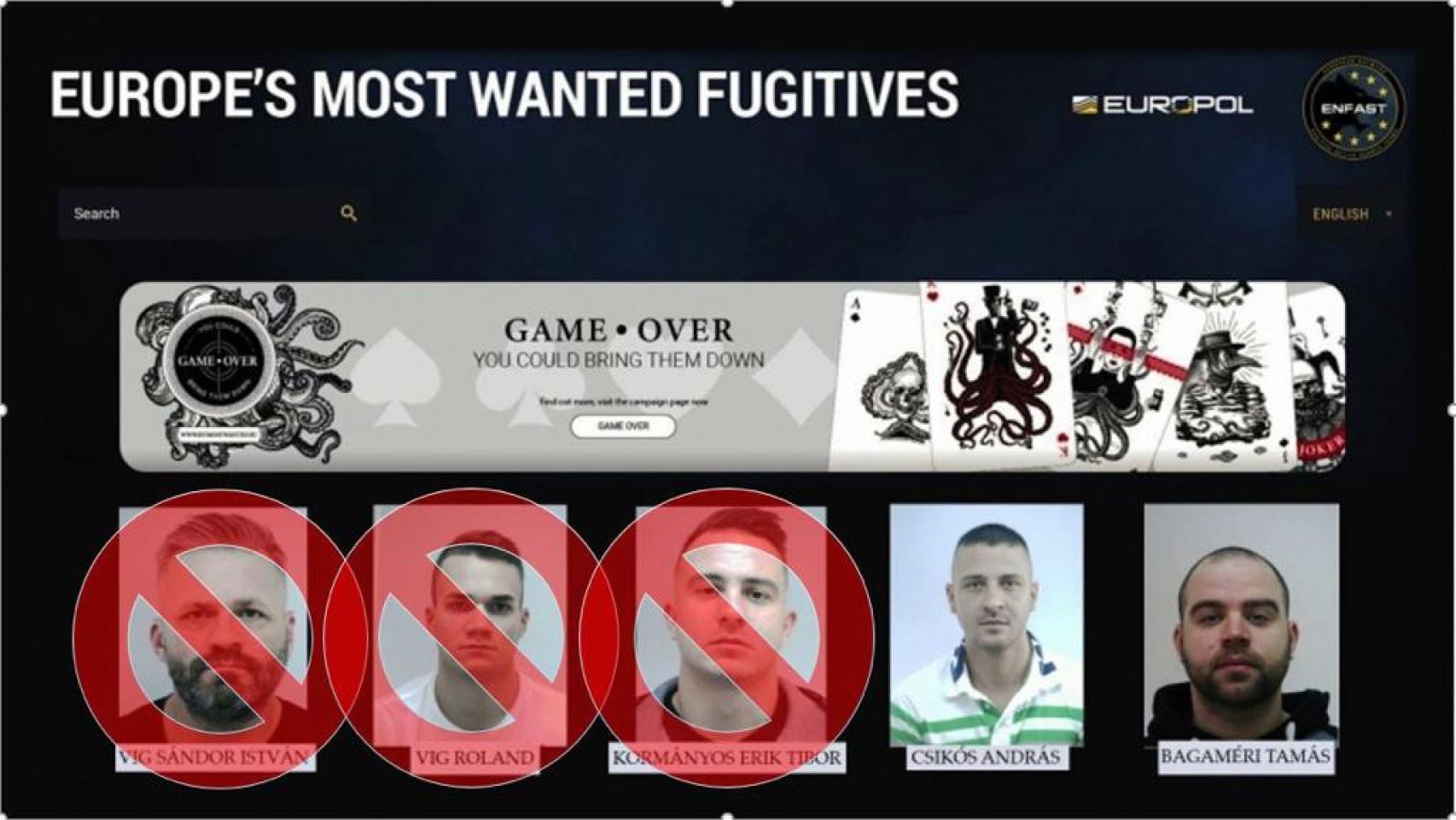 El cartel con los tres detenidos y con los dos que aún faltan por localizar.
