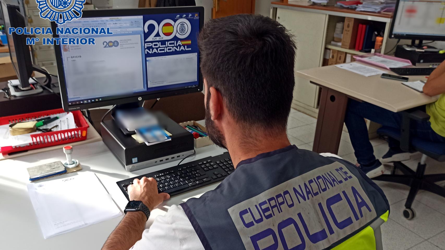 Un agente de la Policía en imagen de archivo.