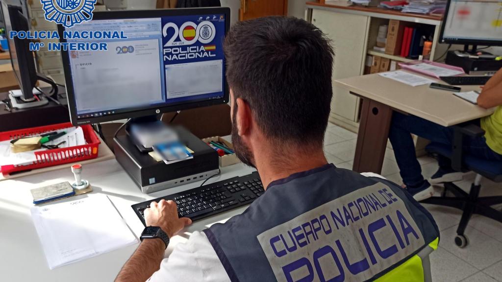Un agente de la Policía en imagen de archivo.