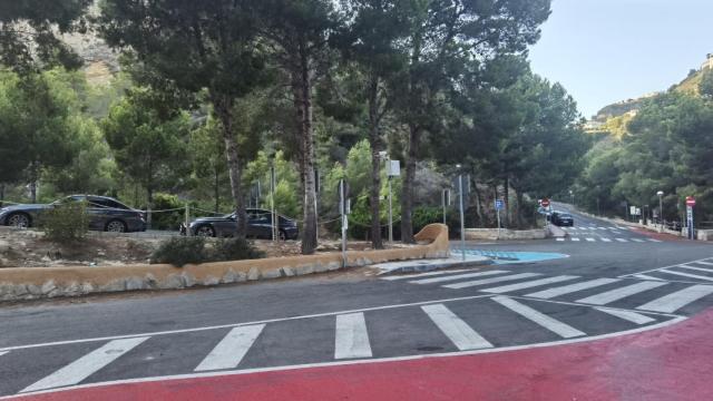 Así luce el aparcamiento de la cala de Benitatxell esta semana.