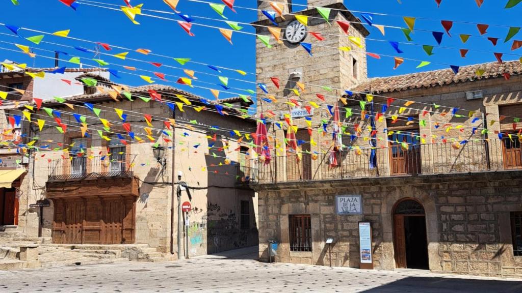 Imagen de La Adrada preparada para sus fiestas patronales en una imagen de archivo.