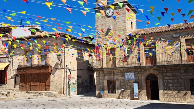 Imagen de La Adrada preparada para sus fiestas patronales en una imagen de archivo.