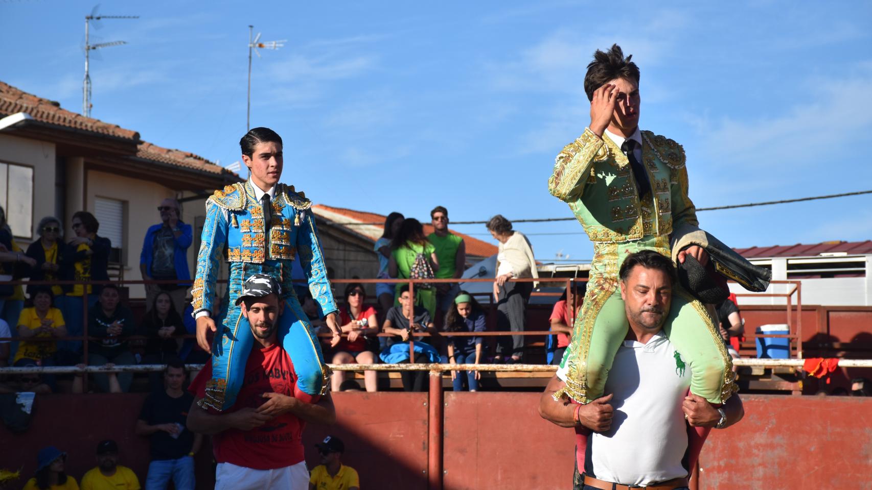 Alumnos de la Escuela de Tauromaquia de Salamanca salen en hombros en una novillada en Hinojosa de Duero