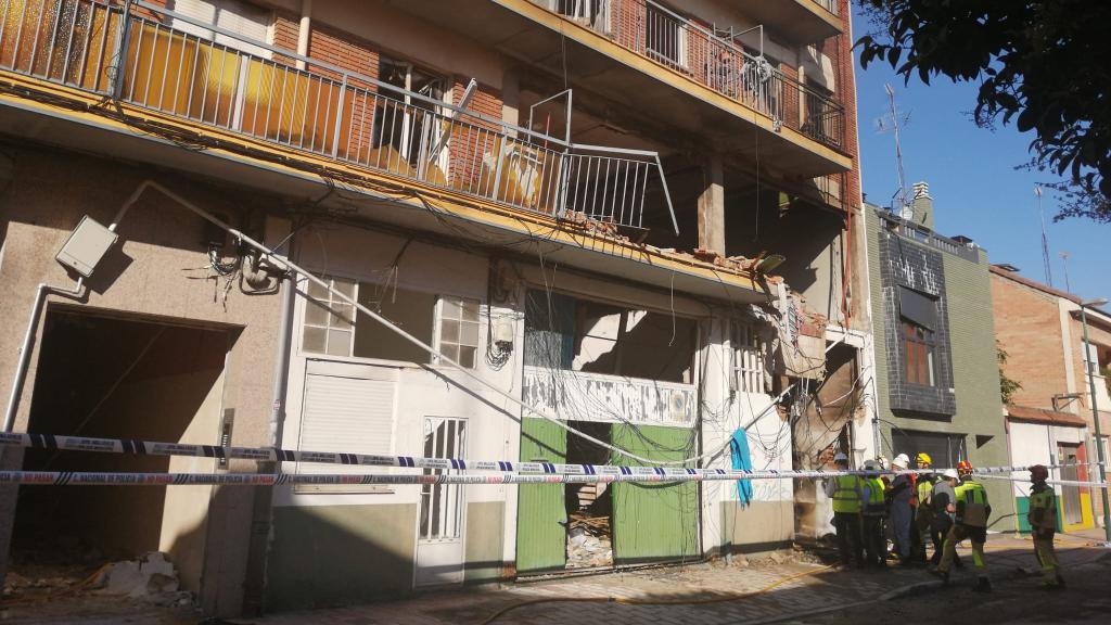 Los bomberos siguen trabajando en el inmueble donde se ha producido la explosión en la calle Goya de Valladolid
