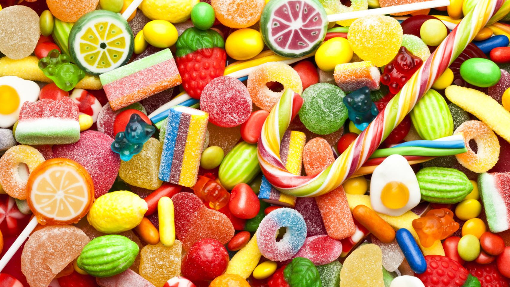 Un surtido de caramelos y gominolas.