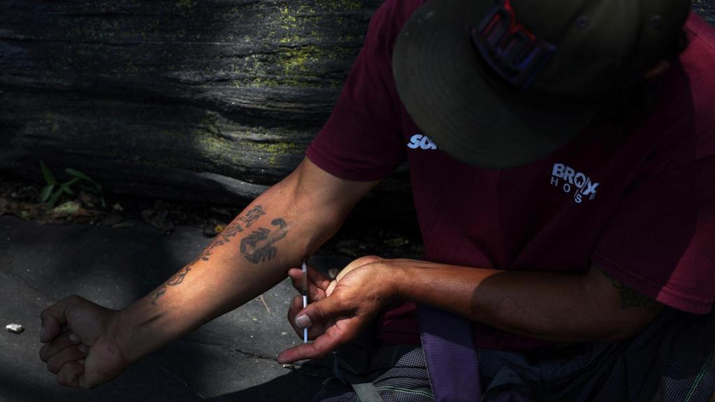 Una persona se inyecta fentanilo en el barrio estadounidense de El Bronx.