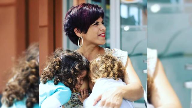 Teresa Rodríguez dando el pecho en tándem a sus hijas.