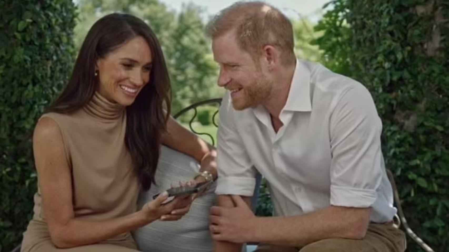 Los duques de Sussex durante uno de los momentos del vídeo en el que han reaparecido.