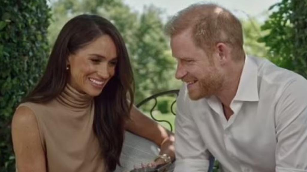 Los duques de Sussex durante uno de los momentos del vídeo en el que han reaparecido.