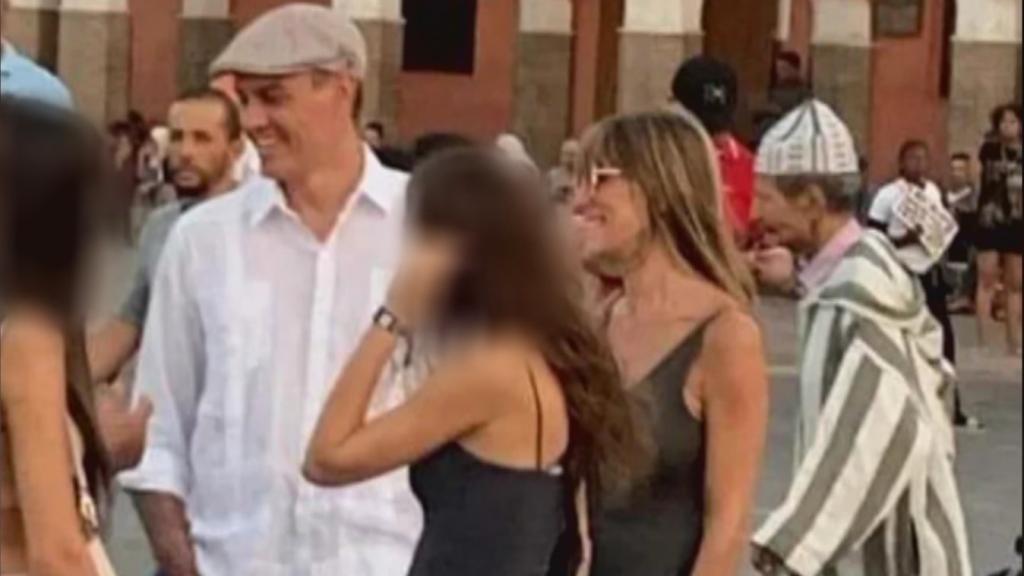Pedro Sánchez, Begoña Gómez y sus dos hijas, Ainhoa y Carlota, en Marrakech.
