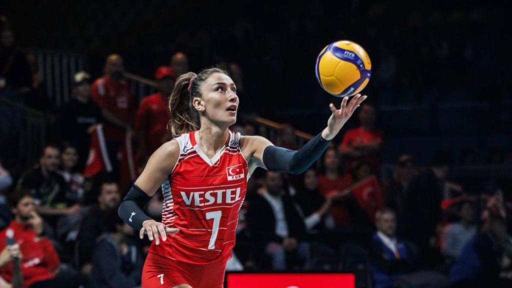 Hande Baladin, durante un partido con Turquía.