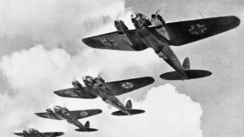 Formación de aviones alemanes Heinkel He 111 sobre en el cielo de Inglaterra