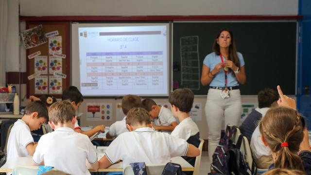 Una profesora da clase en un colegio.