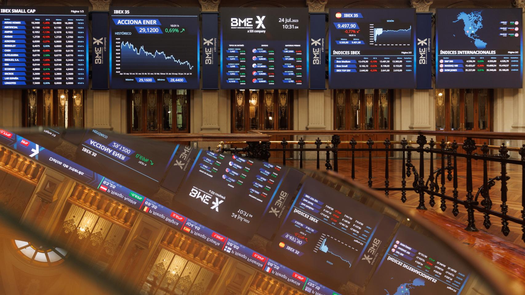 Paneles del Ibex 35, en el Palacio de la Bolsa, en Madrid.