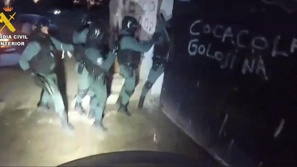 Agentes de la Guardia Civil practicando un registro.