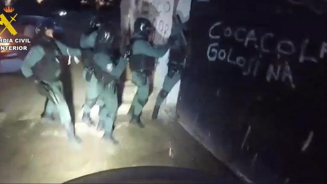 Agentes de la Guardia Civil practicando un registro.