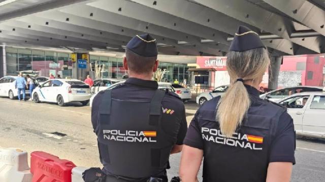 Dos agentes de la Policía Nacional en el Aeropuerto de Málaga.