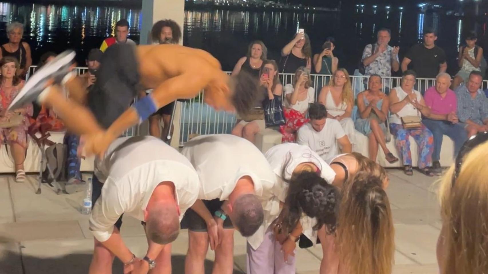Un momento de una actuación circense en el Palmeral de las Sorpresas.
