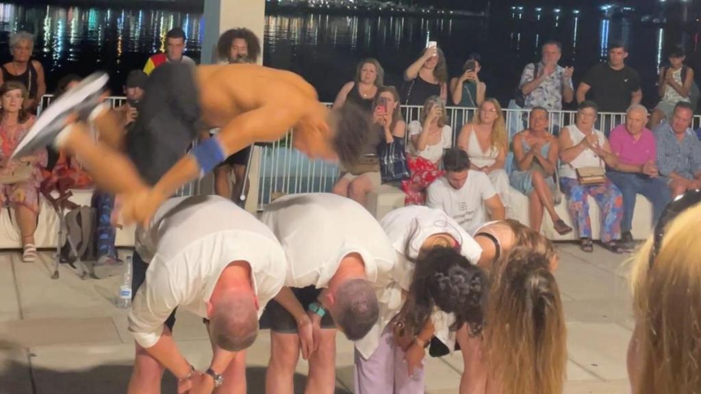 Un momento de una actuación circense en el Palmeral de las Sorpresas.