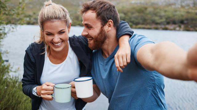 Una pareja toma café mientras se divierten. Foto: iStock.