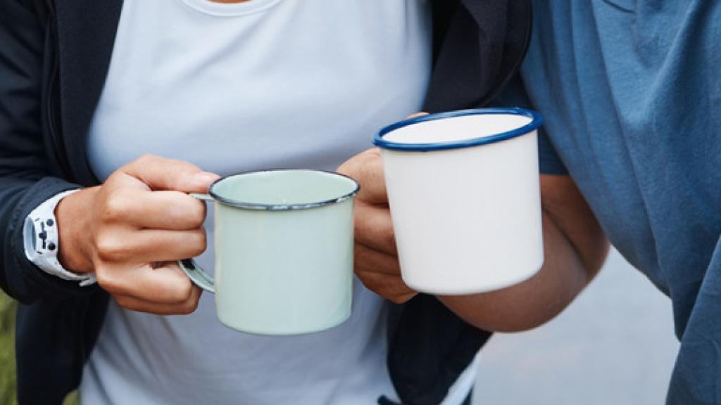 Una pareja toma café mientras se divierten. Foto: iStock.