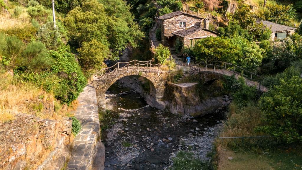 El pueblo de Portugal que está en medio de la montaña y tiene una piscina natural