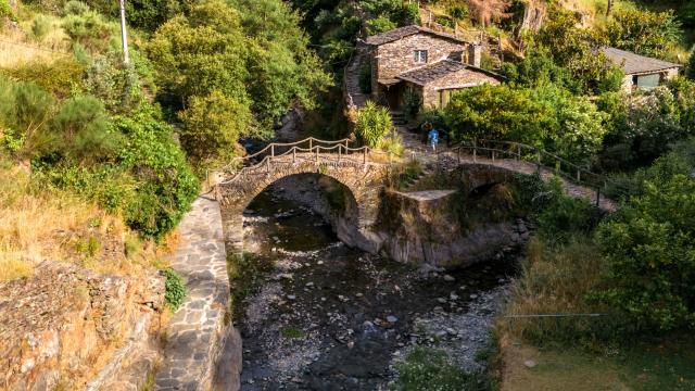 El pueblo de Portugal que está en medio de la montaña y tiene una piscina natural