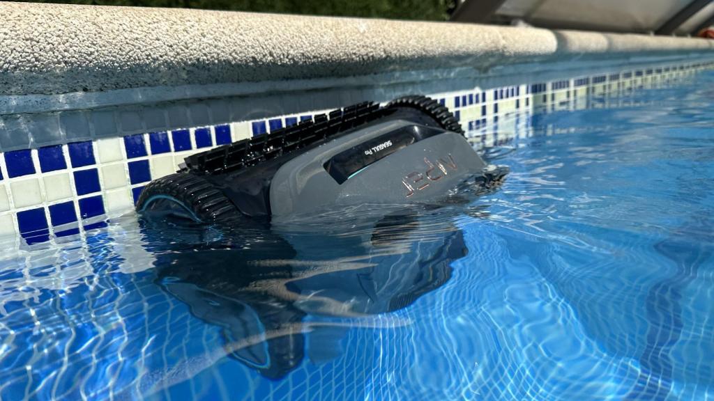 El robot apurando las paredes.