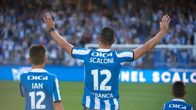 Scaloni con sus hijos en su regreso a Riazor.